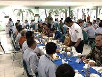 Ditemani Anies, Jokowi Makan Siang Bareng Karyawan Pabrik Motor