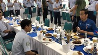 Laiknya karyawan pabrik, Jokowi makan dengan menu yang tersedia. Foto: Ray Jordan/detikcom