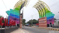 Inilah Gapura Cilegon yang berdiri tegak, bangunannya yang warna-warni tampak sedap dipandang mata. Lampu penerangan pun berjejer di bawah tulisan Cilegon pada gerbang itu (M Iqbal/detikTravel)