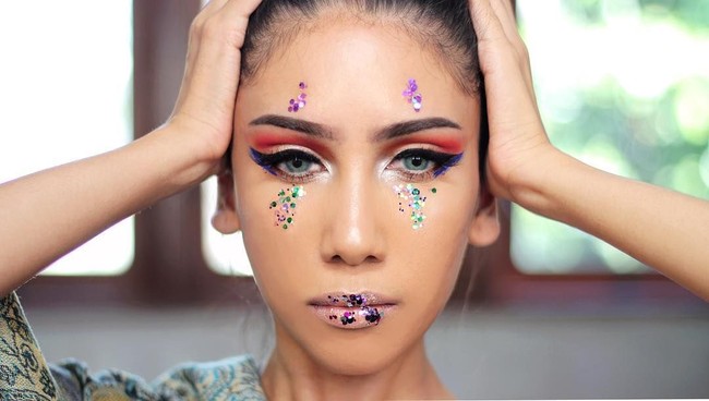Di balik sisi tomboy dan cueknya, Suhay suka dengan makeup-makeup festival. Beauty vlogger 31 tahun itu pun kerap menunjukkan makeup bertabur glitter.  Foto: Instagram (@suhaysalim)