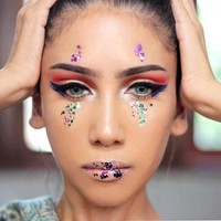 Di balik sisi tomboy dan cueknya, Suhay suka dengan makeup-makeup festival. Beauty vlogger 31 tahun itu pun kerap menunjukkan makeup bertabur glitter.  Foto: Instagram (@suhaysalim)