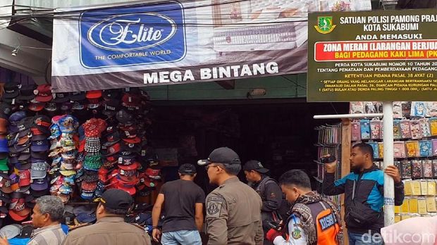 Satpol PP Sukabumi Razia PKL Bahu Jalan, yang di Trotoar Masih Aman