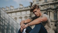 Namanya Giovanni Bonamy, model dengan paras tampan ini kelahiran Paris ini suka jalan-jalan. Selain itu dia juga sering ikut kegiatan sosial ke berbagai negara lho. (gioboyparis/Instagram)