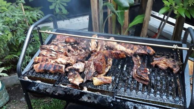 Asado, daging asap khas Argentina yang disajikan.