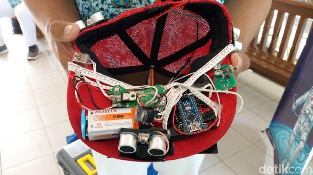 Siswa di Ponorogo Bikin Topi Pintar Pengganti Tongkat untuk Tunanetra