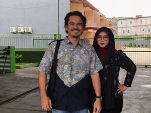 Intip Kebersamaan Teddy Syah dan Istri Setelah 19 Tahun Menikah
