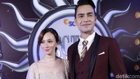 Keduanya tampak serasi dengan dress dan juga setelan jas. Pool/Noel/detikFoto.