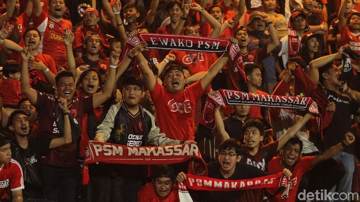 PSM Makassar ditahan imbang Bhayangkara FC dan gagal kembali ke puncak klasemen Liga 1 2018. Hasil ini disambut tangisan para pendukungnya.