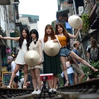 Jika tak mau terlalu repot tapi tetap punya sentuhan lokal, ada pula yang menambahkan topi petani berikut sebagai properti foto. Foto: AFP