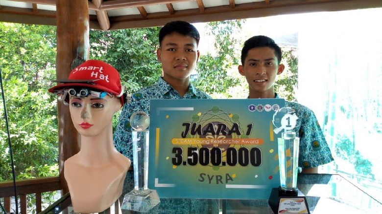 Keren, Siswa SMA Bikin Topi Pintar Pengganti Tongkat untuk Tunanetra Keren, Siswa SMA Bikin Topi Pintar Pengganti Tongkat untuk Tunanetra