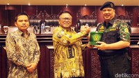 Ketua Umum Himpunan Putera Puteri Keluarga Besar TNI Angkatan Darat (Hipakad), Hariara Tambunan menyerahkan cenderamata kepada OSO usai sosialisasi empat pilar.