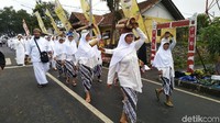 Nyangku diawali dengan mengeluarkan benda-benda pusaka peninggalan Raja Panjalu dari Bumi alit (Museum tempat menyimpan benda pusaka) oleh petugas. (Dadang Hermansyah/detikTravel)