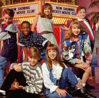 Britney Spears dan Justin Timberlake pertamakali bertemu saat keduanya menjadi pemain serial The All-New Mickey Mouse Club pada 1992. Britney menulis dalam memoirnya, berjudul ‘The Woman in Me’ bahwa dirinya dan Justin pertamakali berciuman saat sama-sama membintangi serial yang diproduksi Disney itu. Serial tersebut membuat mereka dekat hingga sering hangout bareng. Foto: AFP PHOTO/Lucy Nicholson, AFP Photo/ Tom MIHALEK,