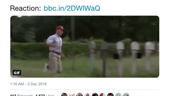 Klopp, manajer Liverpool, dengan heboh berlari masuk lapangan untuk merayakan gol tunggal kemenangan timnya di menit-menit akhir. Gayanya disamakan seperti Tom Hanks di Forest Gump. (Foto: Internet/Twitter)