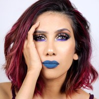 Bagi Suhay, makeup tak ada batasnya. Eyeshadow ungu yang dibubuhkan di bagian bawah matanya masih terasa kurang baginya. Pulasan lipstik biru membuat makeup Suhay secara keseluruhan semakin total. Foto: Instagram (@suhaysalim)