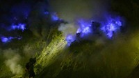 Selain pemandangannya yang indah, Kawah Ijen punya Blue Fire yang konon hanya ada dua di dunia lho.  (Istimewa)