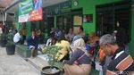 Antrean Pasien Menunggu Disetrum Terapi Listrik Kapten Tatang
