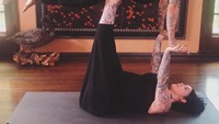 Meski hamil, Kat kerap melakukan olahraga dan yoga bersama sang suaminya itu. Dok. Instagram/thekatvond