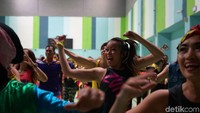 Ternyata zumba identik dengan kostum warna-warni lho! (foto: Ayunda/detikHealth)