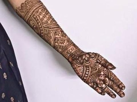 Alasan Romantis di Balik Pengantin yang Bikin Henna Memes 