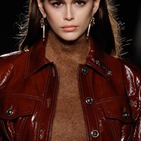 Aksesori bernuansa emas turut memaksimalkan gaya model belia berusia 17 tahun itu. (Foto: Getty Images)