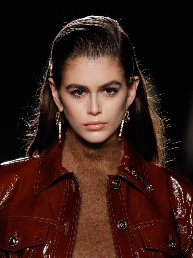 Aksesori bernuansa emas turut memaksimalkan gaya model belia berusia 17 tahun itu. (Foto: Getty Images)