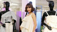 Artika tampil menawan dengan busana putih semi transparan. Pool/Ismail/detiKFoto.