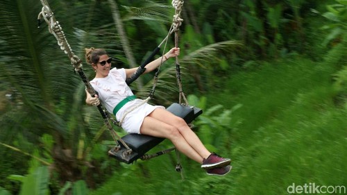 Wahana ayunan (Swing) di Subak Tegalalang, Bali, menjadi salah satu favorit wisatawan mancanegara. Begini keseruannya.