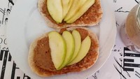 Apel granny smith yang asam segar jadi jodoh roti beroles selai kacang. Foto: Instagram @healthyveganfood_fitness