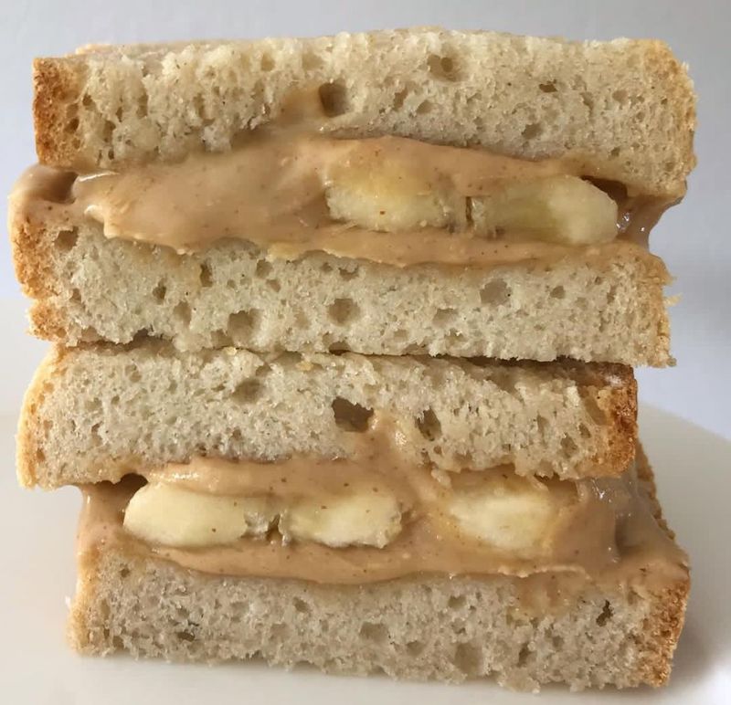 Sandwich peanut butter untuk sarapan