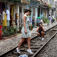 Kawasan Old Quarter, Vietnam memang menjadi atraksi para turis. Meski berlokasi di dekat rel kereta api itu dipenuhi beragam cafe. Tempat itu pun jadi semakin ramai karena mereka yang ingin mengambil foto stylish di tengah rel. Foto: AFP