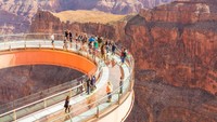 Traveler mana yang tak tertarik untuk mengabadikan keindahan Grand Canyon di Amerika Serikat. Mengambil fotonya memang diperbolehkan, tapi tidak saat kamu berada di area jembatan kaca skywalk yang ada di sana (Grand Canyon West)