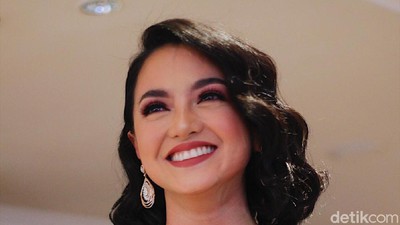 Foto: Cantiknya Ririn Ekawati Pakai Tenun Makassar Saat Fashion Show