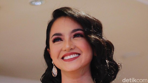 Foto: Cantiknya Ririn Ekawati Pakai Tenun Makassar Saat Fashion Show