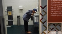 Ada pula fasilitas air minum gratis di masjid ini. Jadi, traveler tak perlu membeli air minum di Orchard dengan mengisi ulang botol air minum di sini (Masaul/detikTravel)