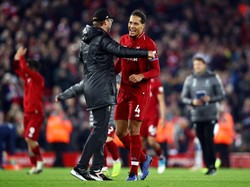 Juergen Klopp memberi pelukan kepada kapten Liverpool, Virgil van Dijk. (Foto: Clive Brunskill/Getty Images)
