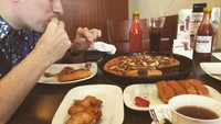 Wah lagi pesta pizza nih kayaknya. Serius banget Rian makan pizza, roti dan ayam goreng.  Foto: instagram @rianernest