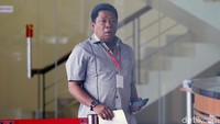Waras diketahui diperiksa sebagai saksi untuk kasus suap proyek pembangunan Meikarta.