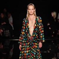 Turut muncul model senior sekaligus aktris Amber Valletta. Perempuan 44 tahun itu mencuri perhatian dengan gaun model kaftan bermotif hati. Garis leher bergaya belahan dada rendah pun mempertegas keseksian sang model. (Foto: Getty Images)