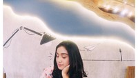 Makan cantik, kata gadis berambut panjang ini. Sebelum makan steak plus mashed potato, Zulfa foto candid dulu nih. Foto: Instagram zulfamaharani