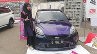 Pada bagian interior, warna pink sangat kental pada berbagai sisi. Kursi dan lapisan dashboard hingga sarung stir didominasi warna khas perempuan itu. Dibalik warna pink interior ini ditanamkan berbagai perangkat pengeras suara untuk sarana hiburan. Pada bagian bagasi seperti biasanya dalam mobil custom akan ramai dengan speaker dan berbagai peranti audiovisual. Foto: Rizki Pratama/detikOto