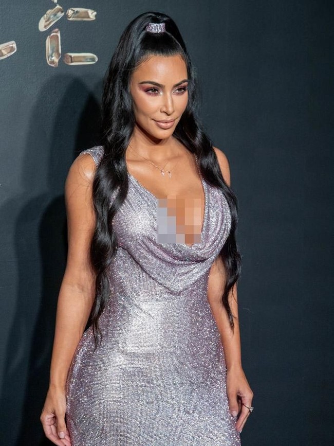 Sementara itu, material chain-mail yang berkilauan menyumbangkan kesan glamor pada penampilannya. Ia lalu menyempurnakan gayanya dengan heels PVC bernuansa futuristik. (Foto: Getty Images)