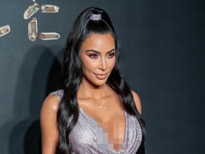 Kim Kardashian dan Kendall Jenner Pakai Gaun yang Sama, Tapi Seksi Mana?