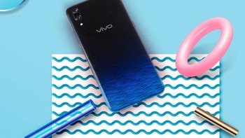 Vivo X23 Symphony Edition juga hadir dengan bagian belakang bergradasi hitam ke biru. Foto: Vivo