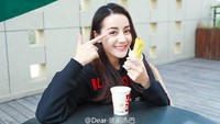 Meski begitu, Dilmurat berhasil meraih penghargaan sebagai Golden Eagle Goddess dari salah satu ajang penghargaan paling top di pertelevisian China bernama Golden Eagle Awards 2019. Foto: Instagram dlrabadlmurat