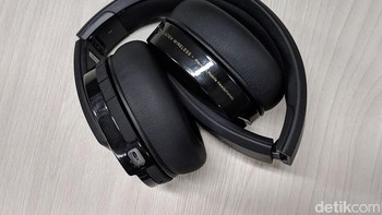 Headphone ini juga memiliki tombol untuk mengontrol musik dan menerima panggilan. Foto: Adi Fida Rahman/detikINET