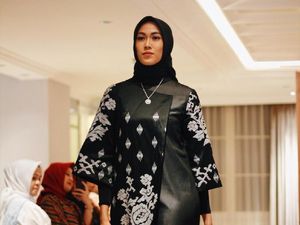 Desainer Kesayangan Krisdayanti Sulap Tenun Makassar Jadi Ringan Dipakai