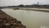Air di saluran Kalimalang Bekasi itu diketahui sering meluap ketika musim hujan tiba.