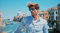 Pose candidnya saat di Venisia, Italia. Cakep ya? (gioboyparis/Instagram)
