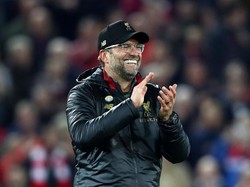 Senyum lebar Juergen Klopp usai Liverpool memastikan diri menang di laga derby. (Foto: Clive Brunskill/Getty Images)